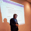 Sejersted holder foredrag foran skjerm som viser tekst om retningslinjene