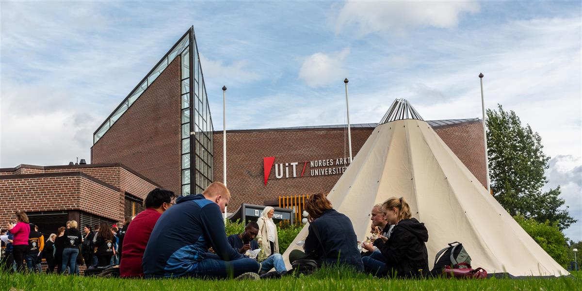 Studenter utenfor universitetet i Alta.  - Klikk for stort bilde