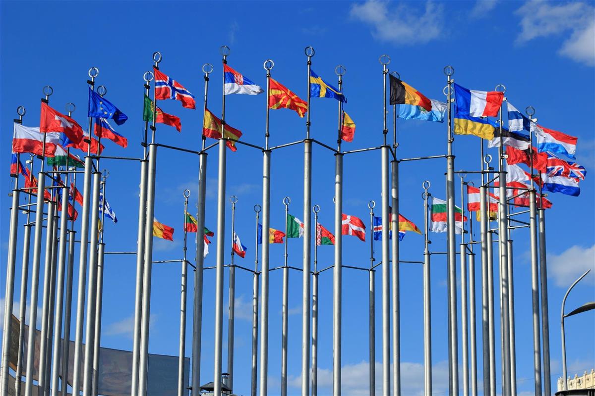 European flags on poles standing in a circle - Klikk for stort bilde