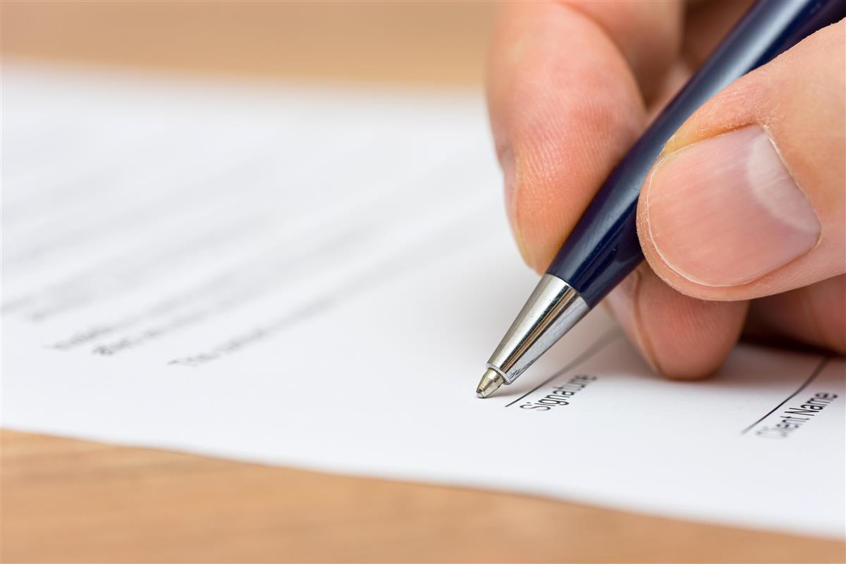 illustration of a hand holding a pen ready to sign a paper - Klikk for stort bilde