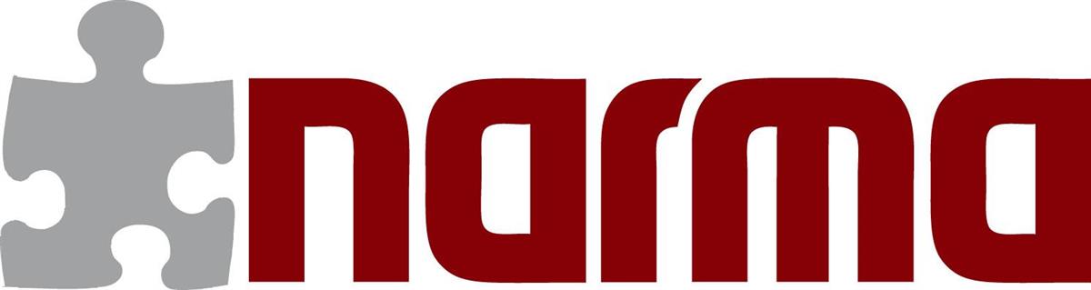 Logoen til NARMA er en grå puslespillbit foran ordet narma skrevet med små, røde bokstaver - Klikk for stort bilde